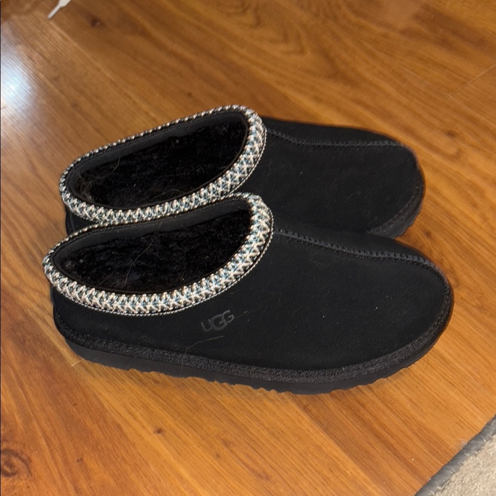 UGG Black Tasman